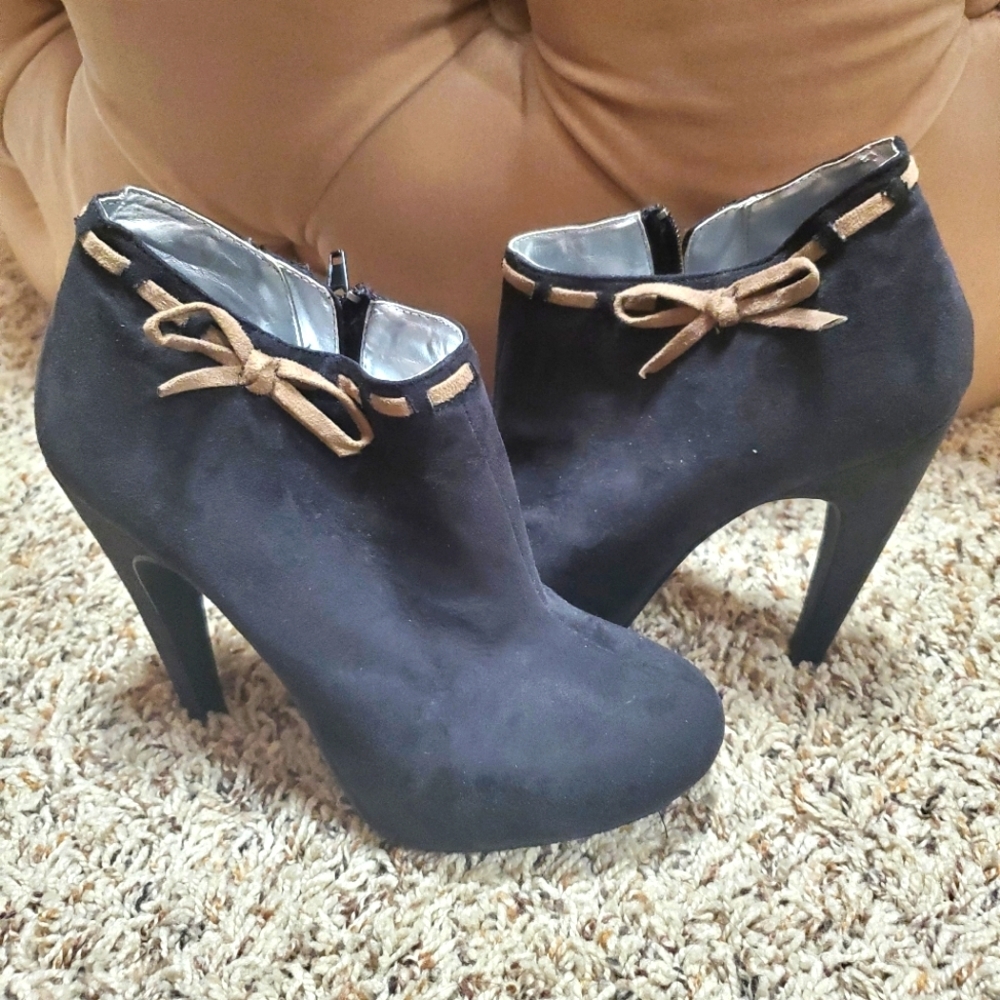 Just Fab Faux Suede Ribbon Booties